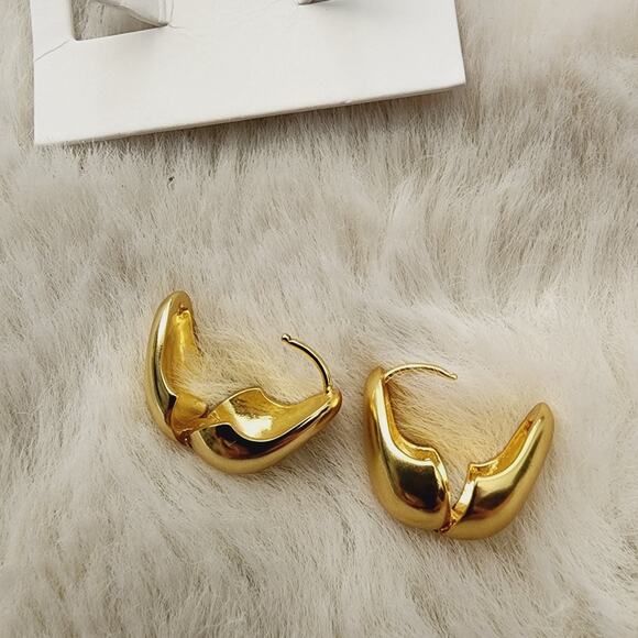 NEW Madewell Droplet Huggie Vintage Gold Hoop Earrings - Picture 8 of 8